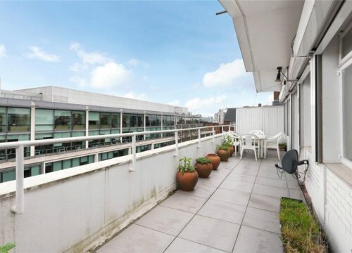 3 Bed Penthouse For Sale in Victoria, London